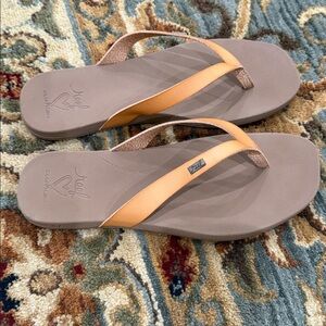 REEF Cushion Court Stella Tan Champagne Flip Flops Sandals Vegan Leather Sz 9